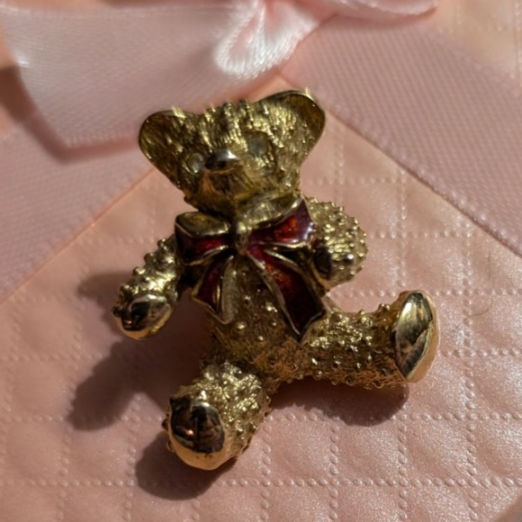 Vintage 80s Avon Red Bow Gold Bear Brooch Cute piece that is a great gift for yo - Picture 2 of 2